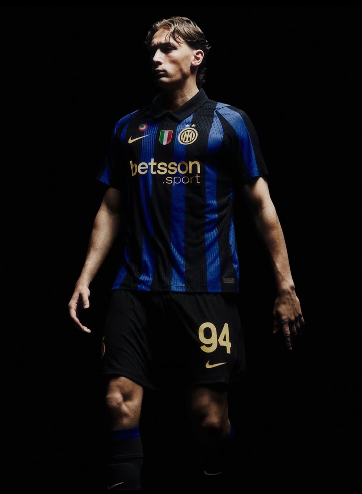 Bannière Inter Milan — maillot 2026/2027 dans l'ambiance du stade