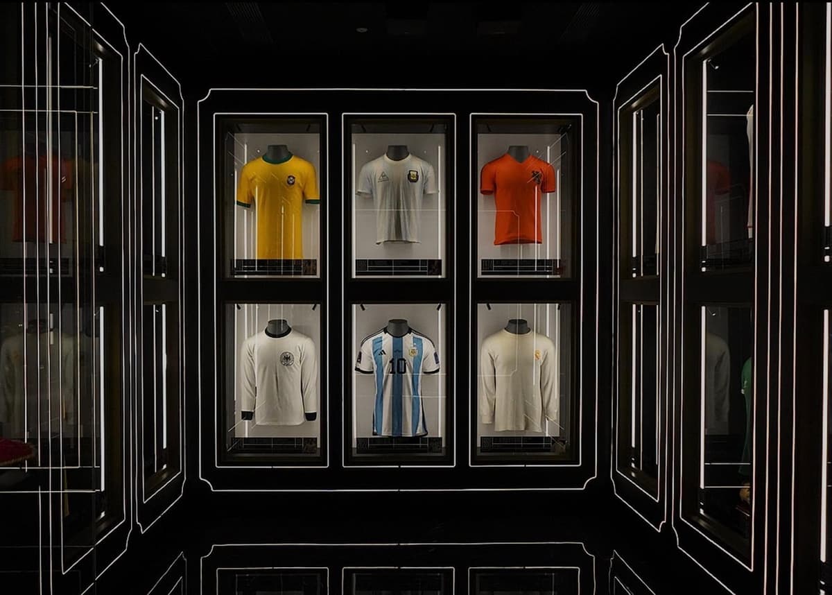 Vitrine éclairée de maillots de football de collection