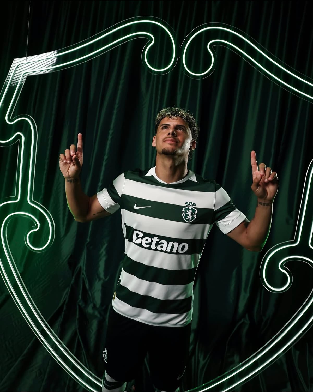Bannière Sporting CP — maillot 2026/2027 dans l'ambiance du stade